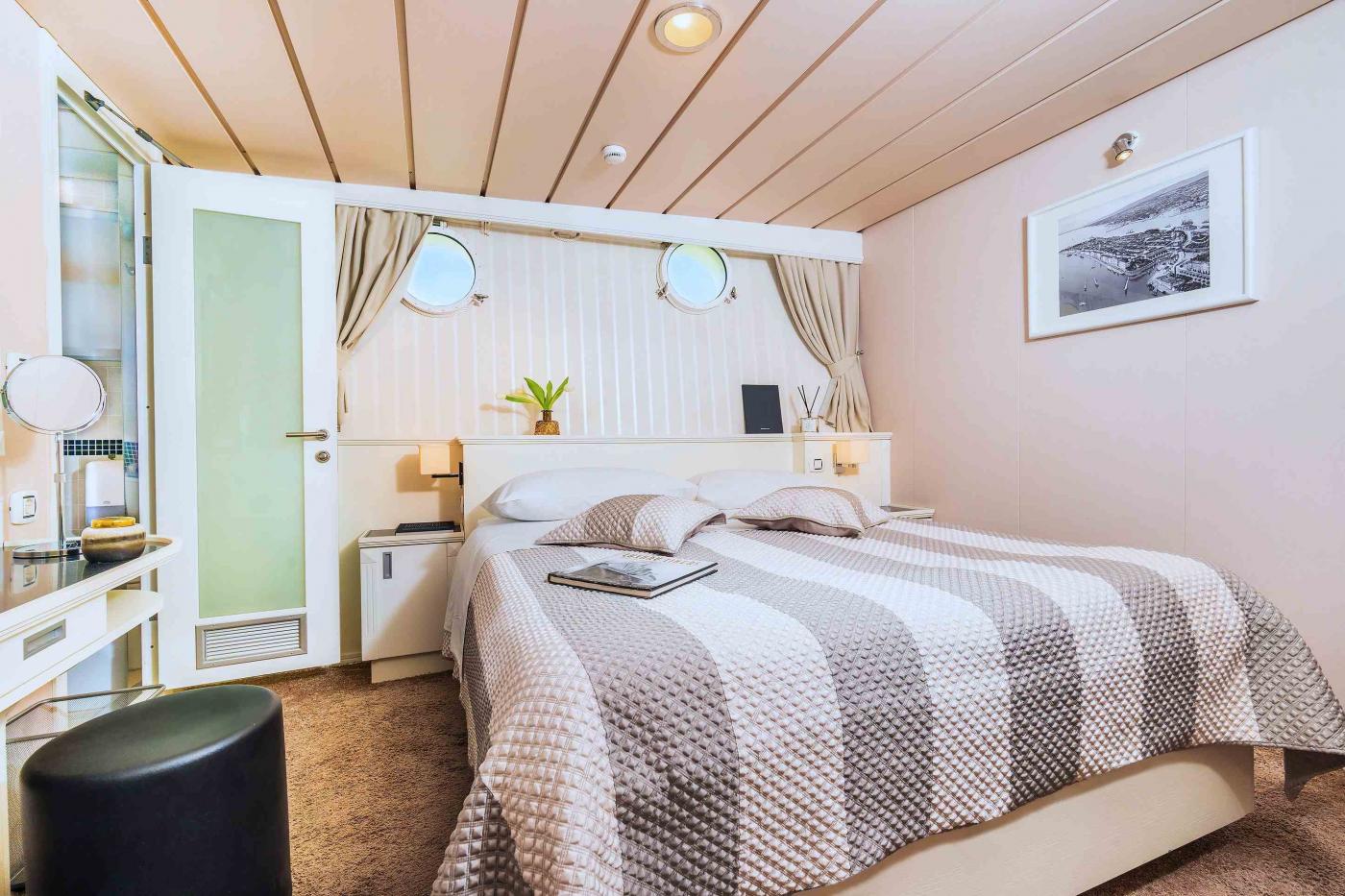 Go 1214 - Night Cruise Ship - 39m